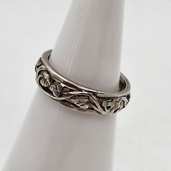 Sterling Silver Leaf Cutout Ring (5) - Picture 2 of 6
